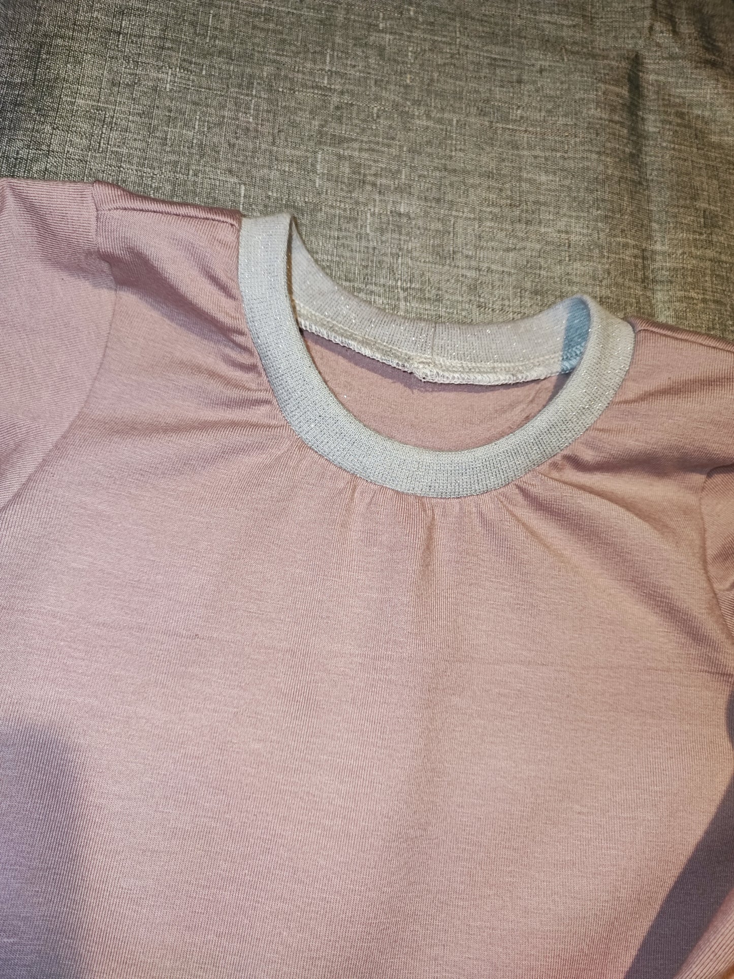 Mädchen Kleid Gr. 104 Altrosa mit Tieren und Blumen - Handmade Jersey