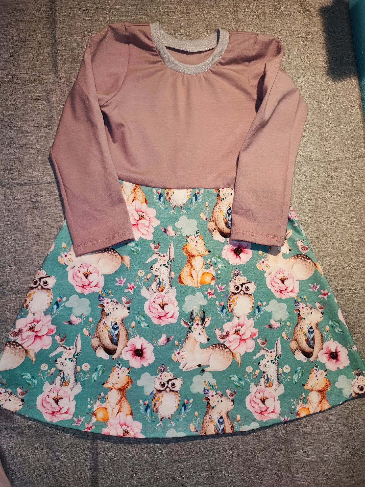 Mädchen Kleid Gr. 104 Altrosa mit Tieren und Blumen - Handmade Jersey